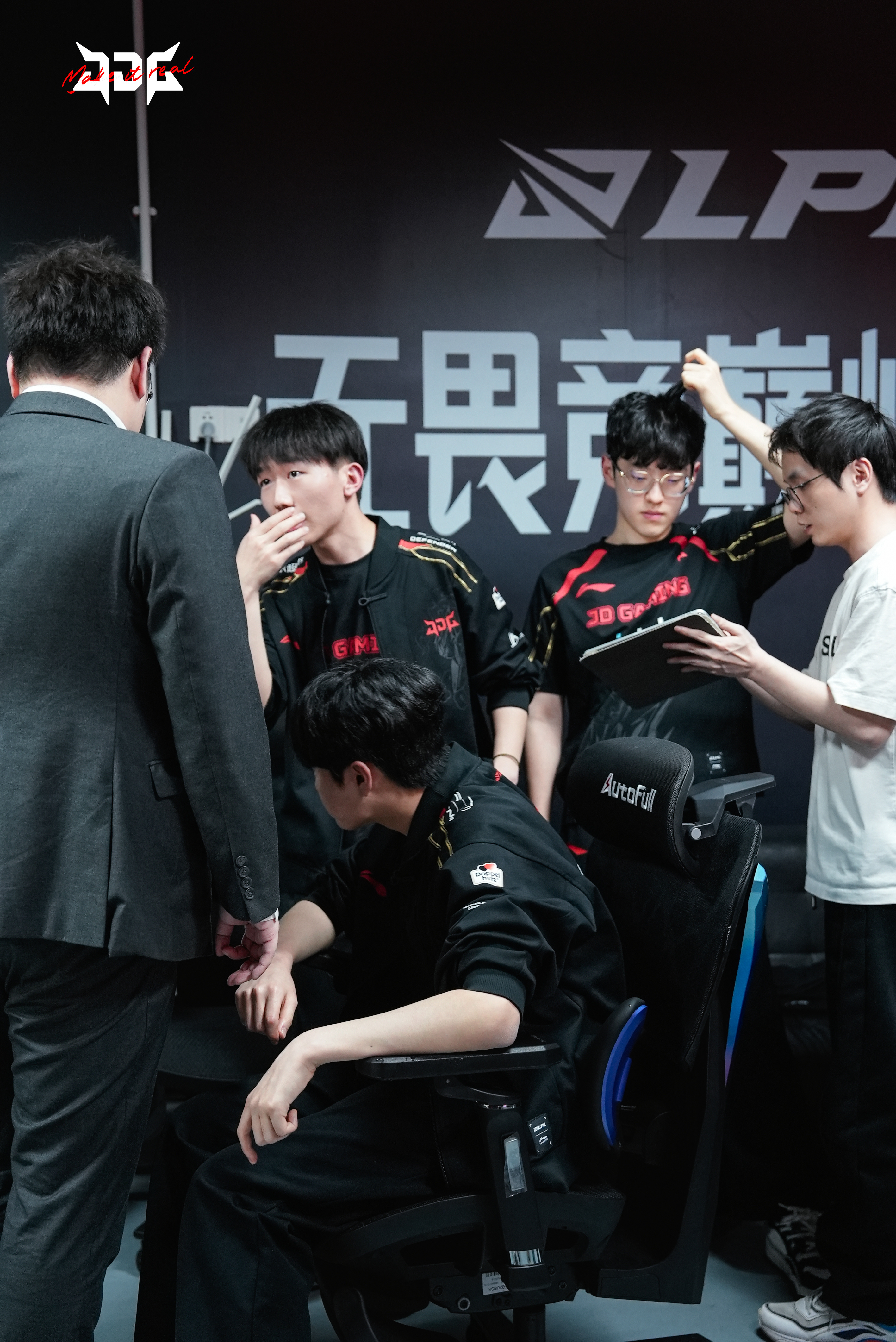 开云-JDG血洗WBG，Uzi团战一打五峡谷大战淘汰赛，点燃全场激情
