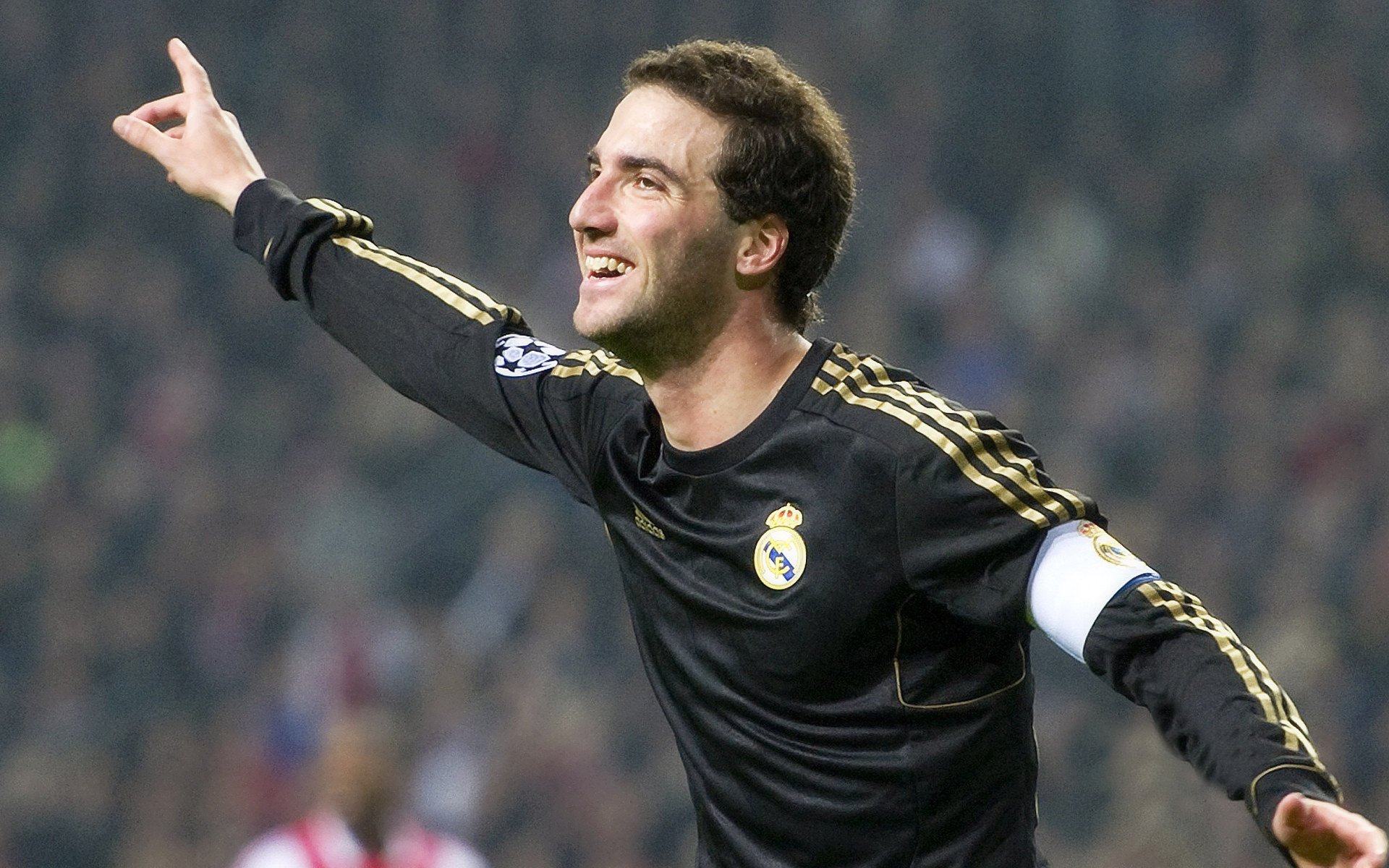 冷门中的热战！卡塔尔神秘之师击沉巴萨巨舰，莱万封神之夜却难挽狂澜